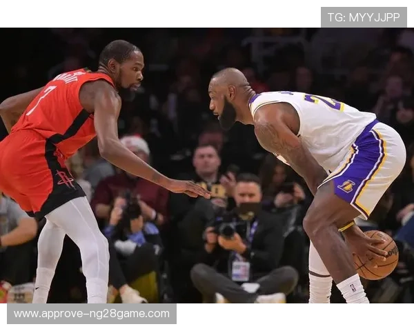 NBA季后赛激战正酣 詹姆斯领衔湖人挑战勇士杜兰特率领太阳挺进下一轮